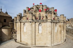 Abanderats a la plaça de l'absis de Tortosa llençant en l'aire les seves banderes des de el primer pis de la catedral